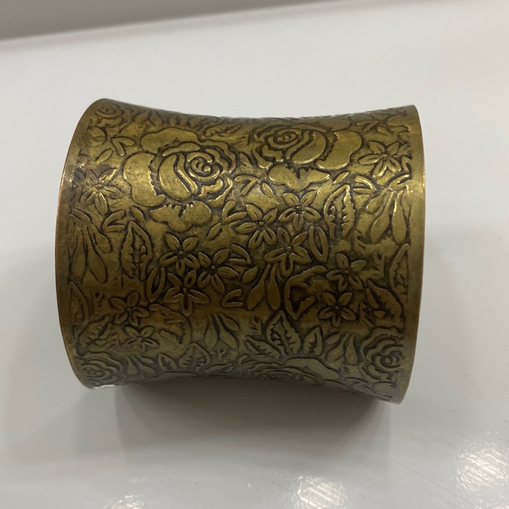 💎 Bronze cuff bracelet with floral detail
